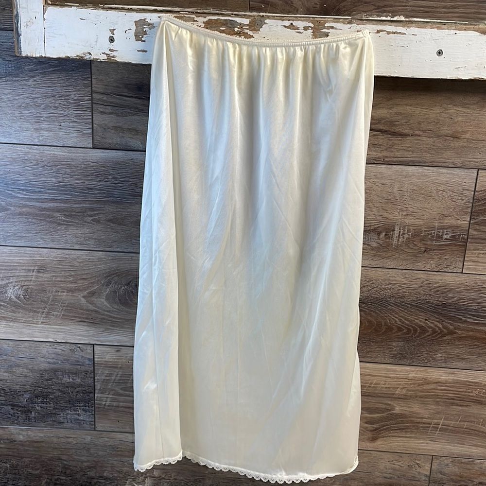 Vintage Warners Perfect Measure Ladies Half Slip, Medium, 29” L, White